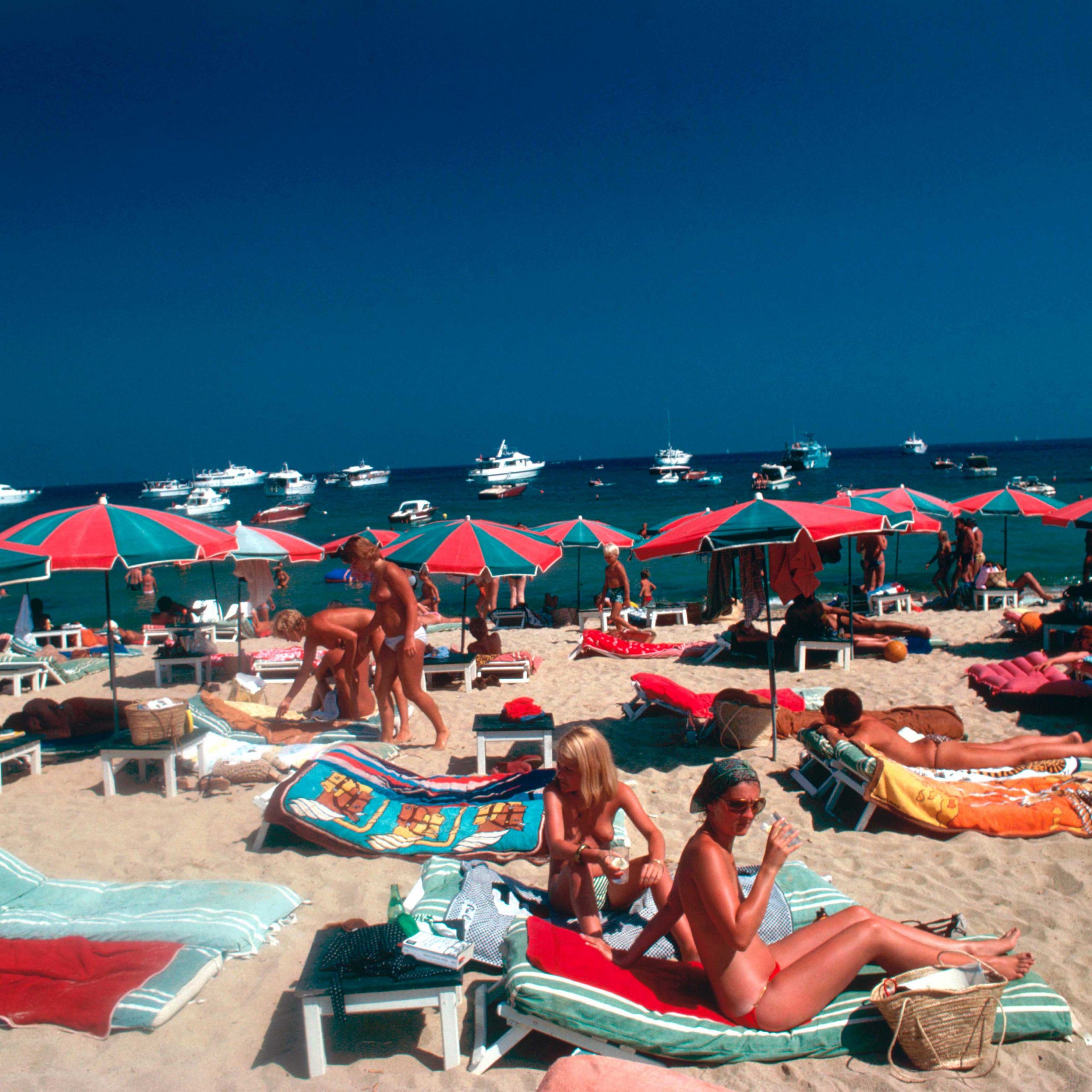 Slim Aarons photo of bathers at the beach